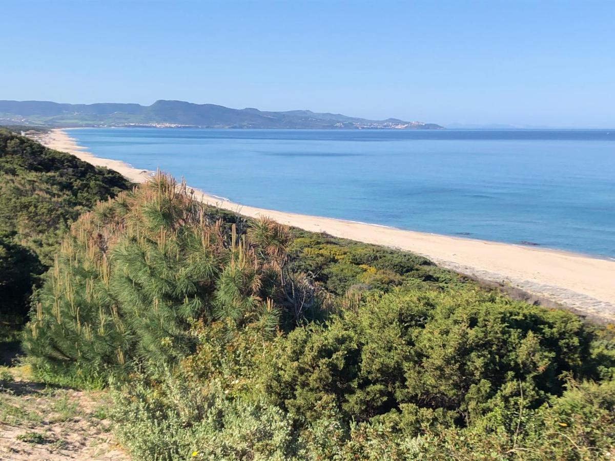 Borgo Spiaggia Isola Rossa Eksteriør billede