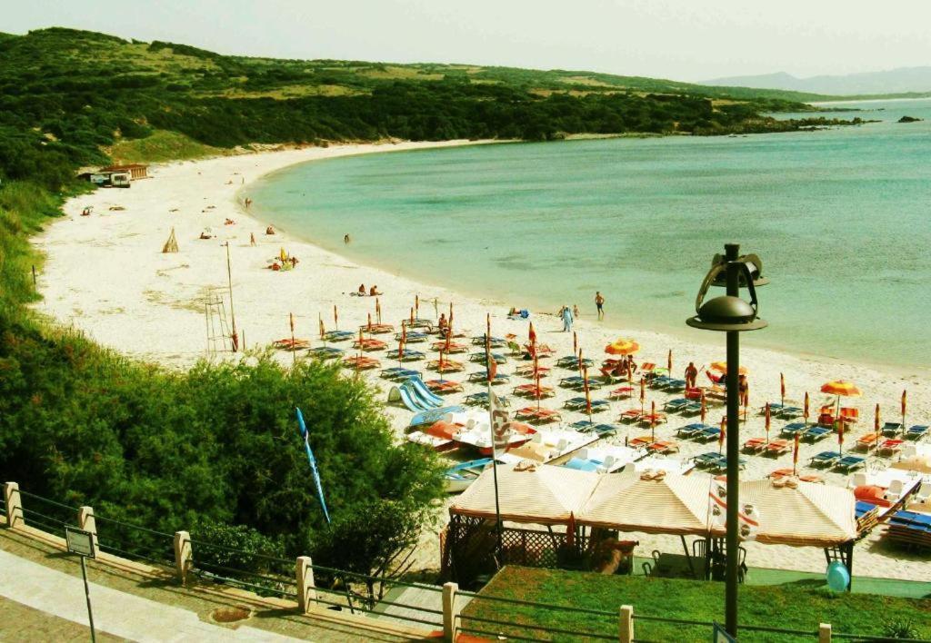 Borgo Spiaggia Isola Rossa Eksteriør billede