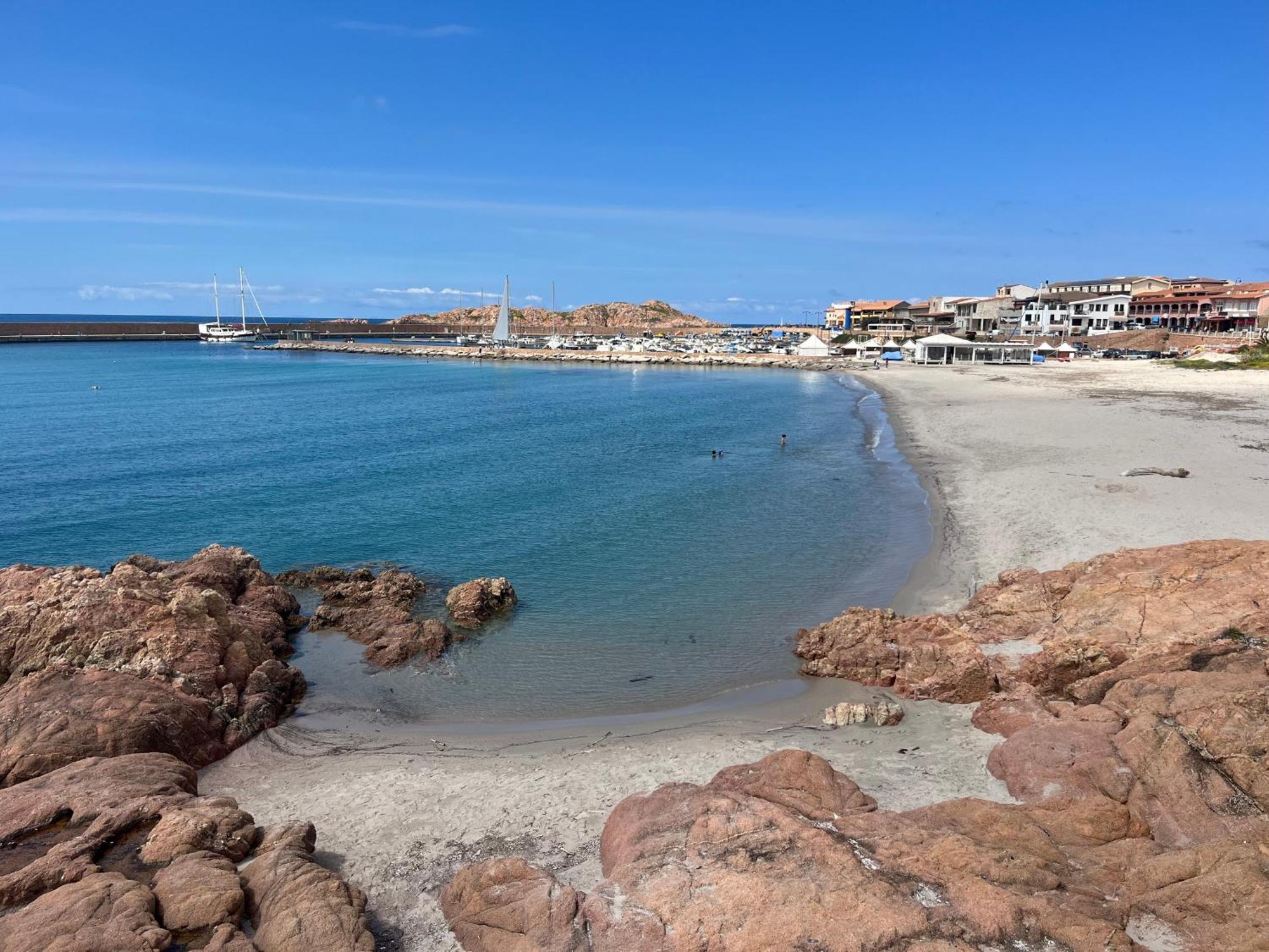 Borgo Spiaggia Isola Rossa Eksteriør billede