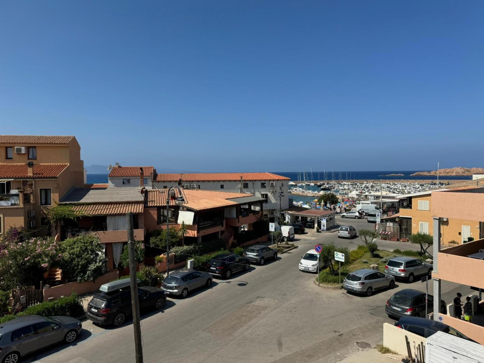 Borgo Spiaggia Isola Rossa Eksteriør billede