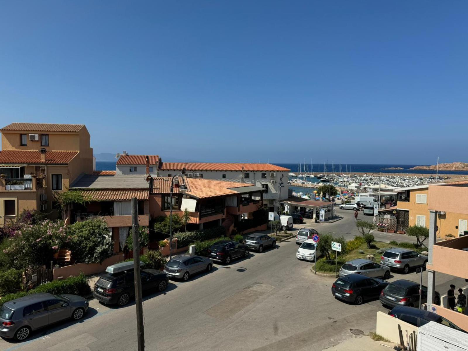 Borgo Spiaggia Isola Rossa Eksteriør billede
